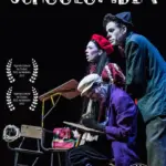 Cartel de Schoolombia: cuatro personajes de clown alrededor de un pupitre.